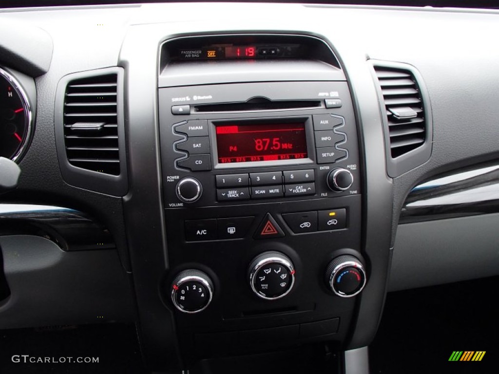 2013 Kia Sorento LX AWD Controls Photo #77800605