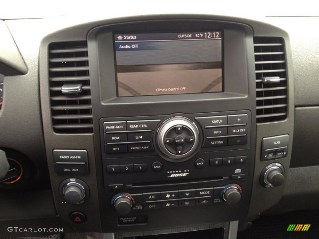 2010 Nissan Pathfinder SE 4x4 Controls Photos