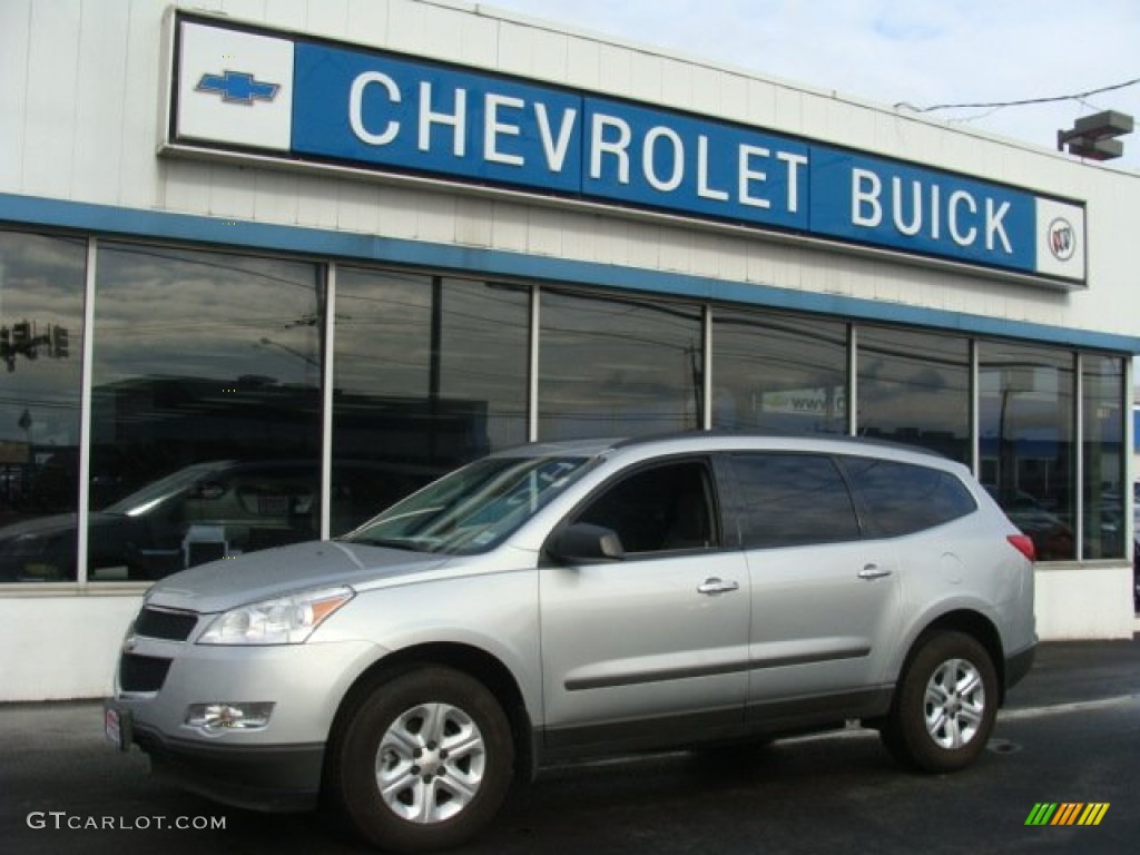 2011 Traverse LS AWD - Silver Ice Metallic / Dark Gray/Light Gray photo #1