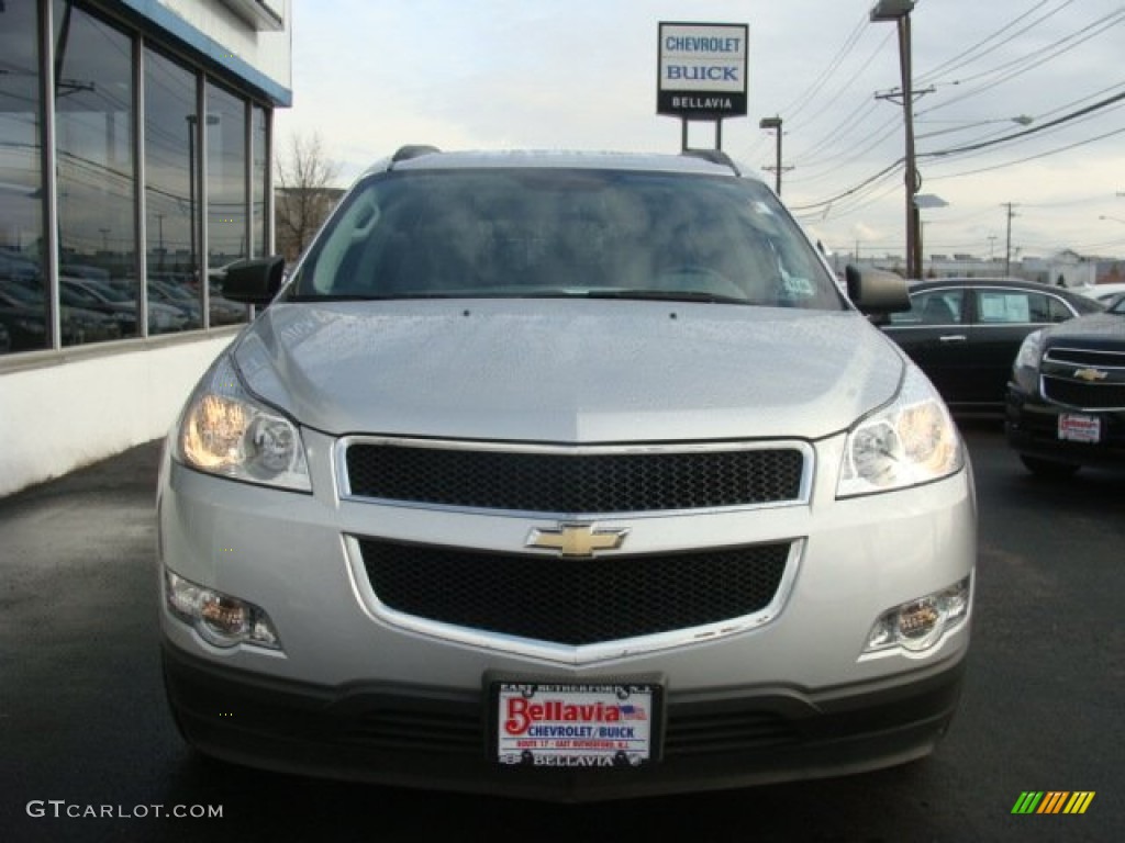 2011 Traverse LS AWD - Silver Ice Metallic / Dark Gray/Light Gray photo #2