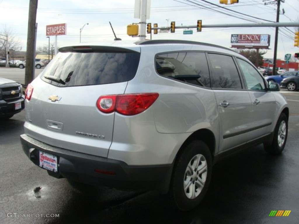 2011 Traverse LS AWD - Silver Ice Metallic / Dark Gray/Light Gray photo #4