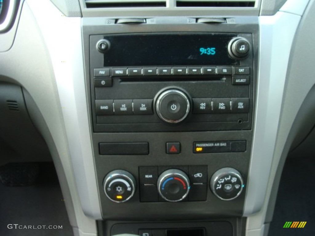 2011 Traverse LS AWD - Silver Ice Metallic / Dark Gray/Light Gray photo #11