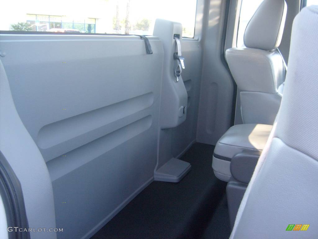 2005 F150 XL Regular Cab - Oxford White / Medium Flint Grey photo #18