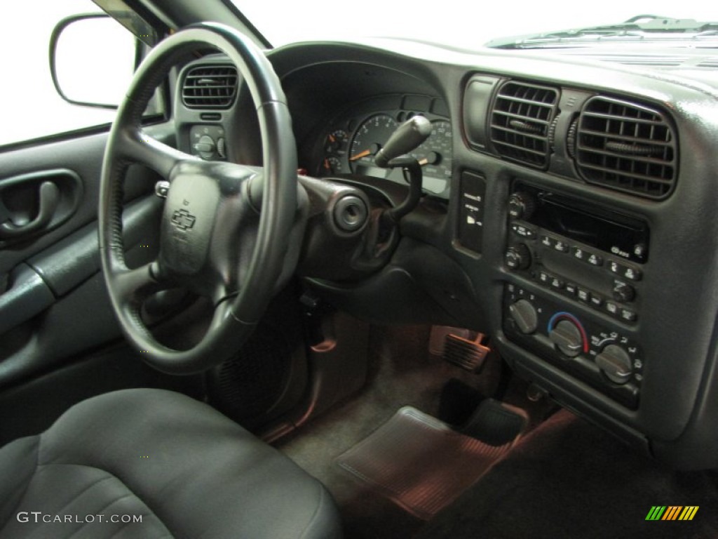 2003 S10 LS Regular Cab - Yellow / Graphite photo #13