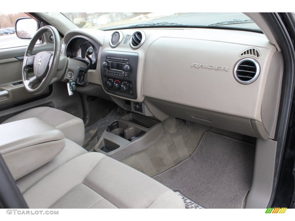 2006 Mitsubishi Raider DuroCross Double Cab 4x4 Dashboard Photos