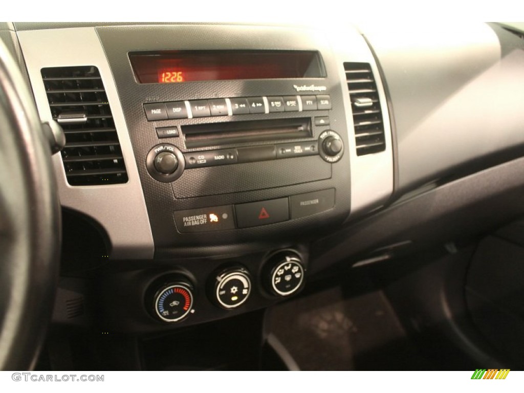 2010 Mitsubishi Outlander SE Controls Photos