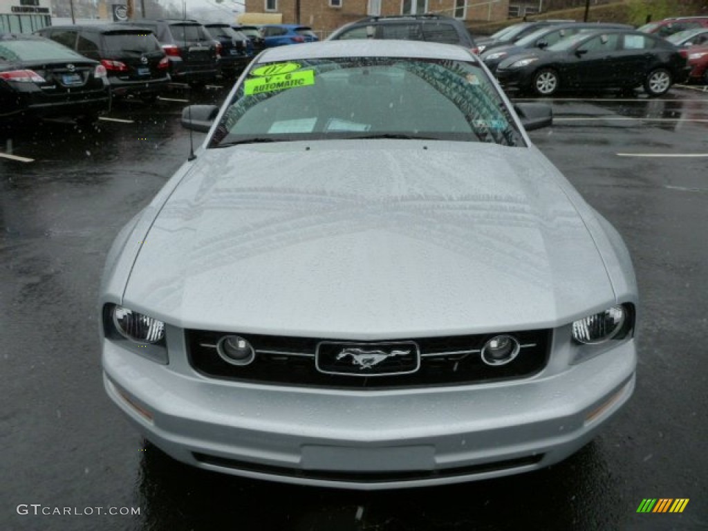 2007 Mustang V6 Deluxe Coupe - Satin Silver Metallic / Light Graphite photo #14