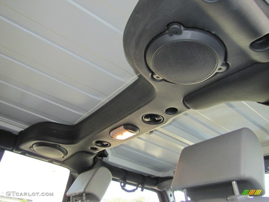 2010 Jeep Wrangler Unlimited Rubicon 4x4 Audio System Photos