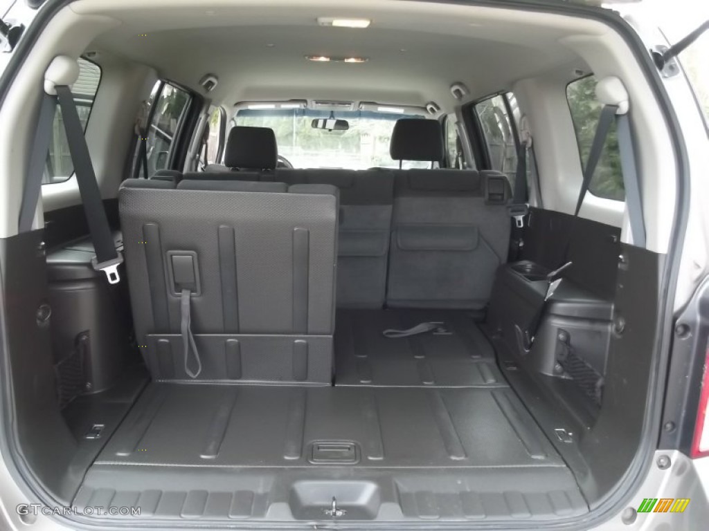 2006 Nissan Pathfinder SE 4x4 Trunk Photos