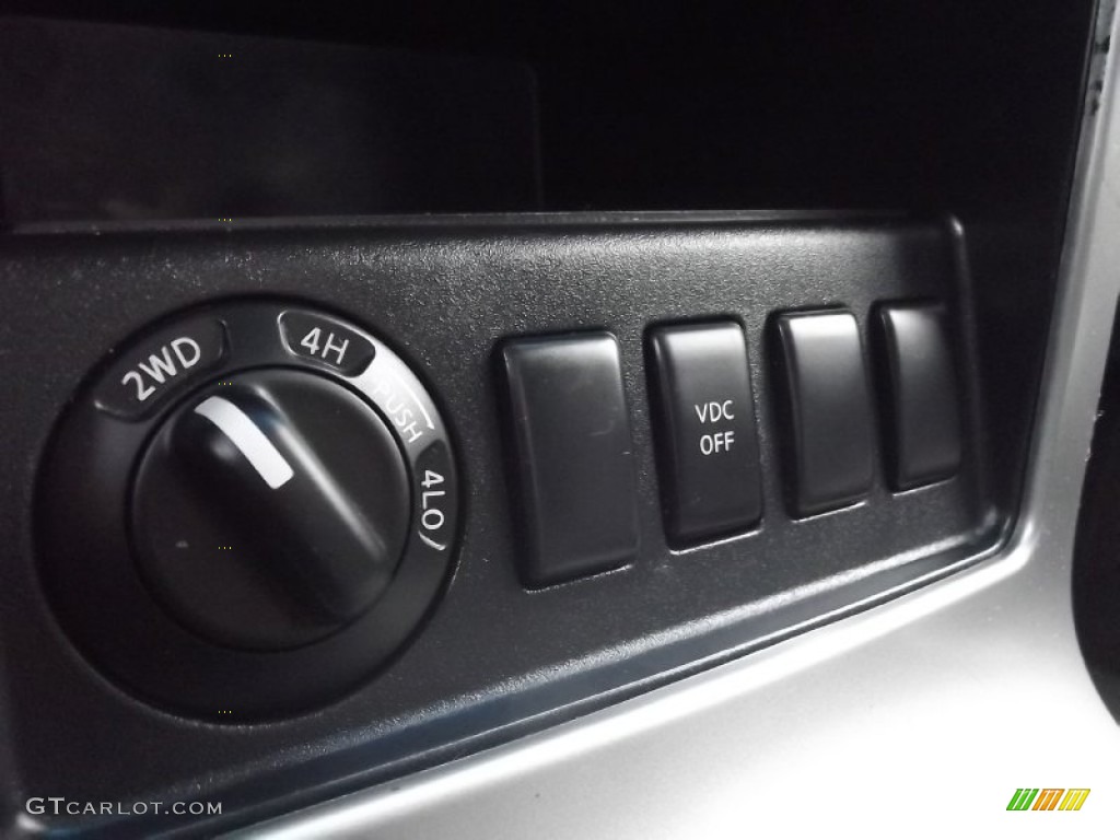2006 Nissan Pathfinder SE 4x4 Controls Photo #77826809