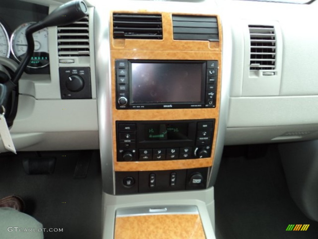 2008 Chrysler Aspen Limited 4WD Controls Photo #77831290