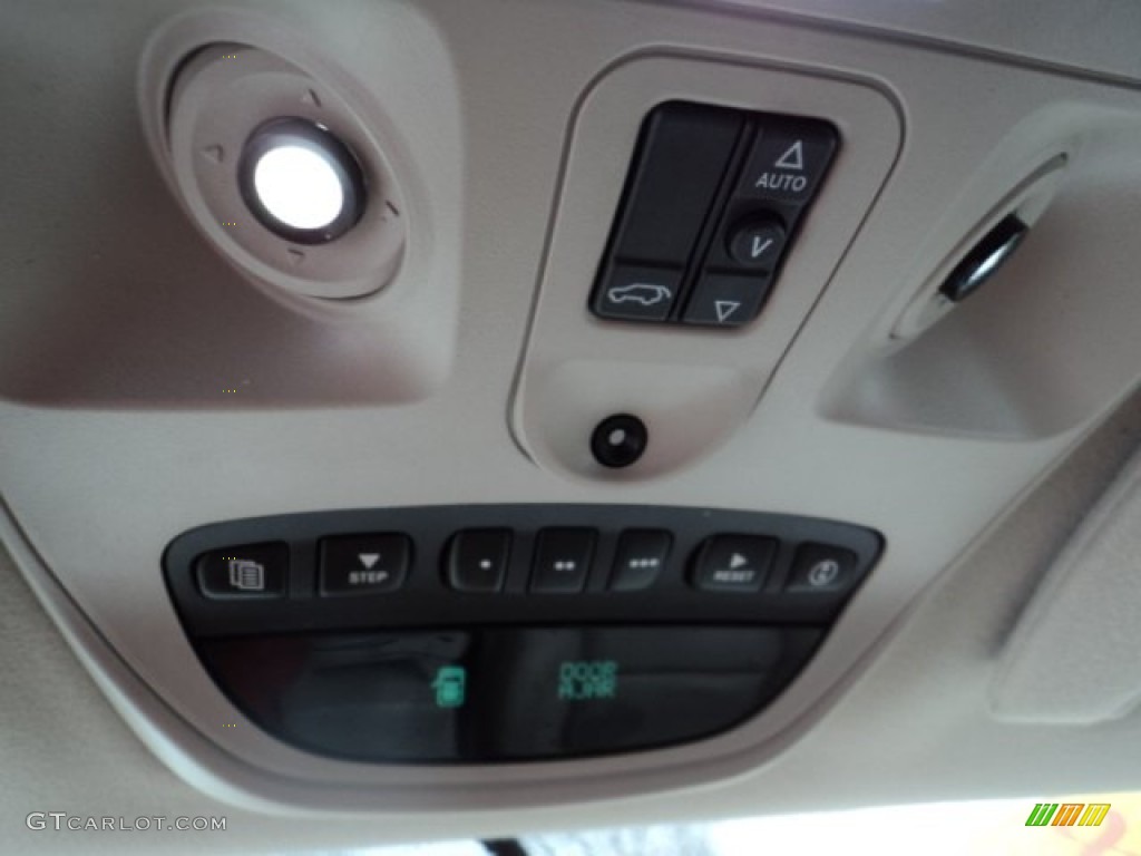 2008 Chrysler Aspen Limited 4WD Controls Photo #77831484