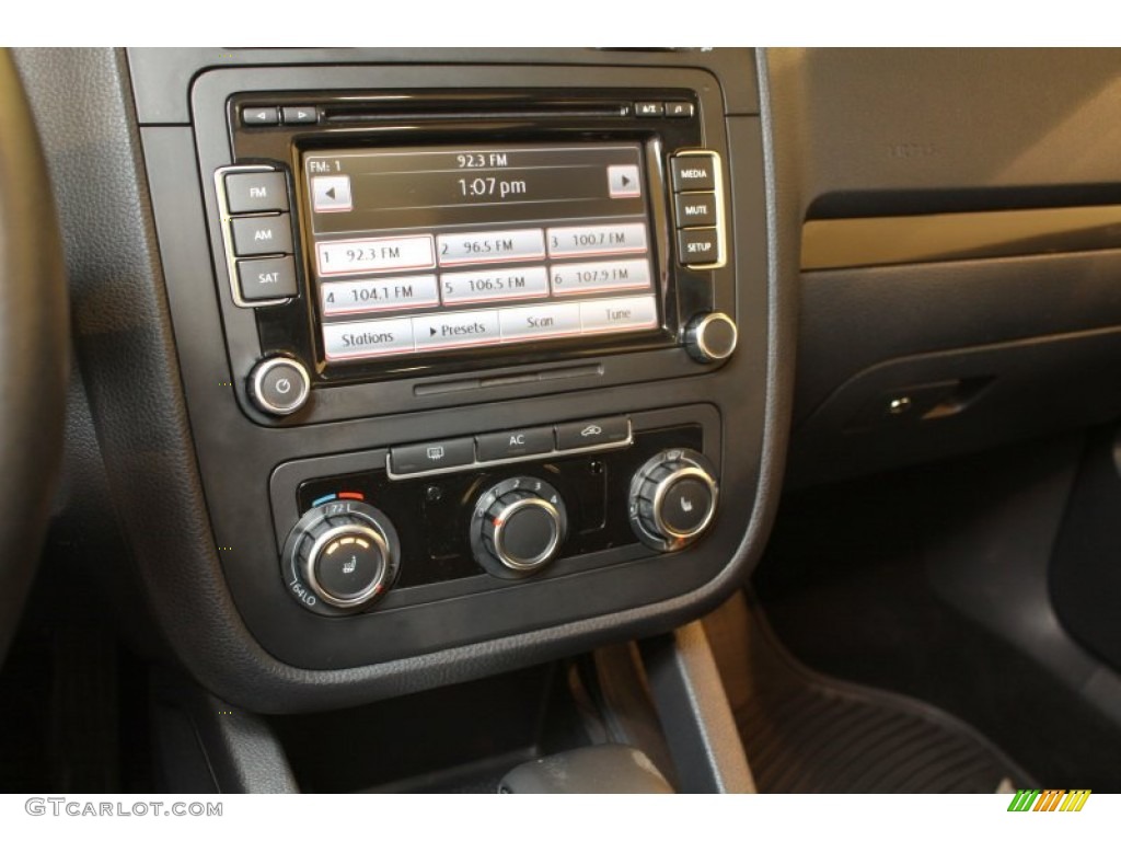 2010 Volkswagen Jetta SE Sedan Controls Photos