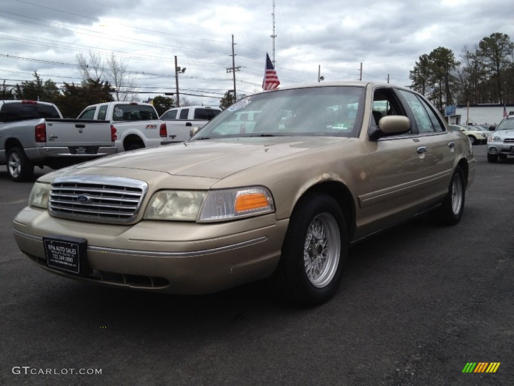 Harvest Gold Metallic 2000 Ford Crown Victoria LX Sedan Exterior Photo #77841317