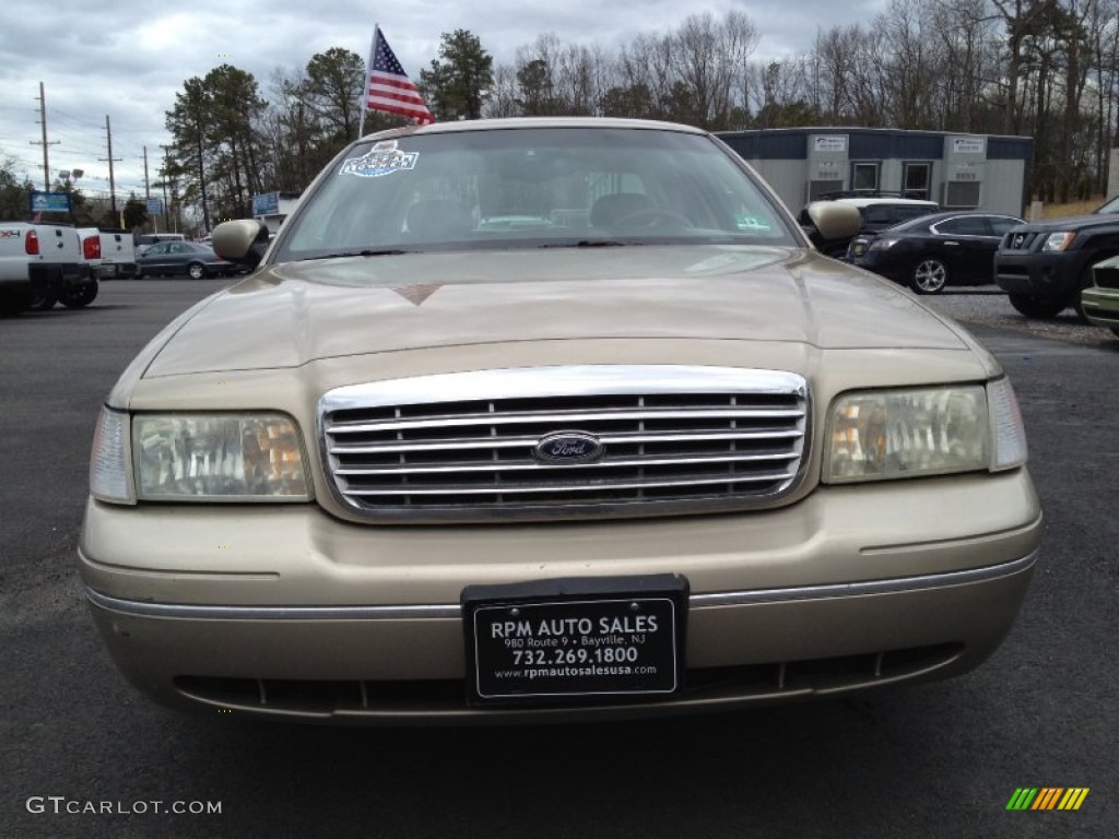 2000 Crown Victoria LX Sedan - Harvest Gold Metallic / Medium Parchment photo #2