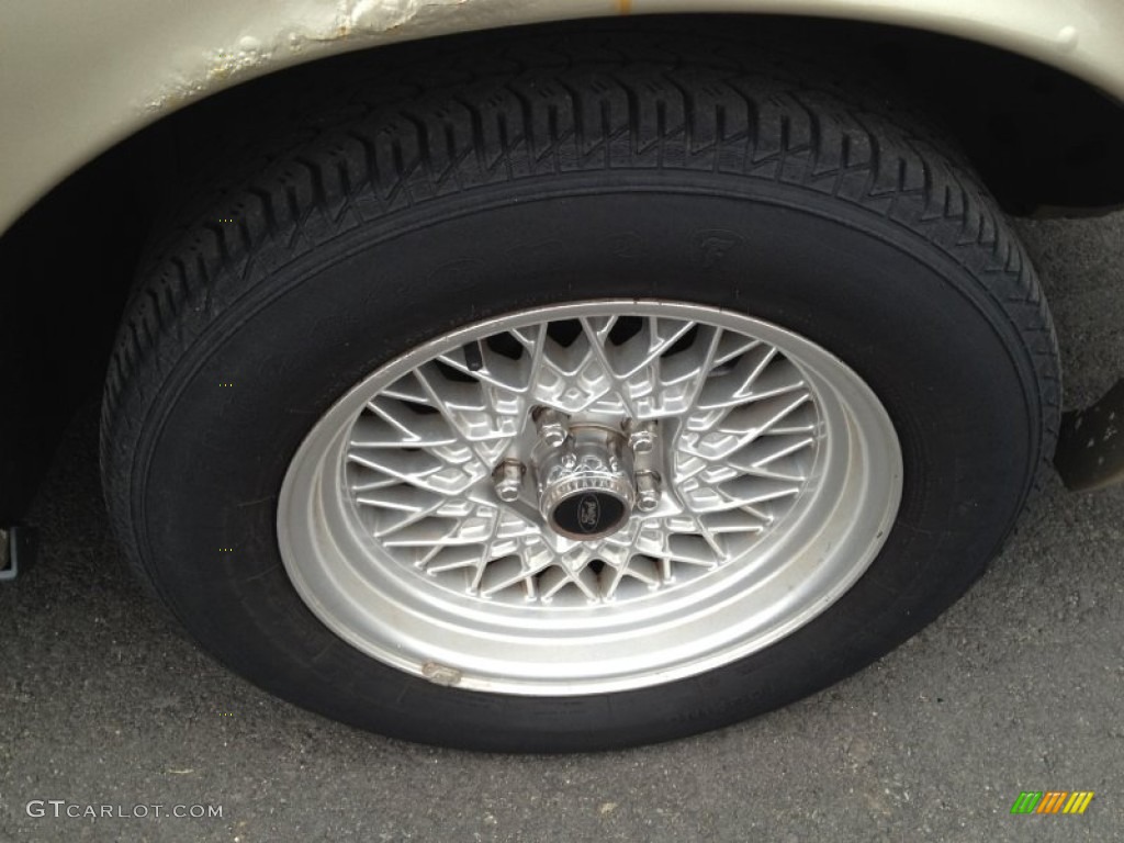2000 Ford Crown Victoria LX Sedan Wheel Photo #77841384