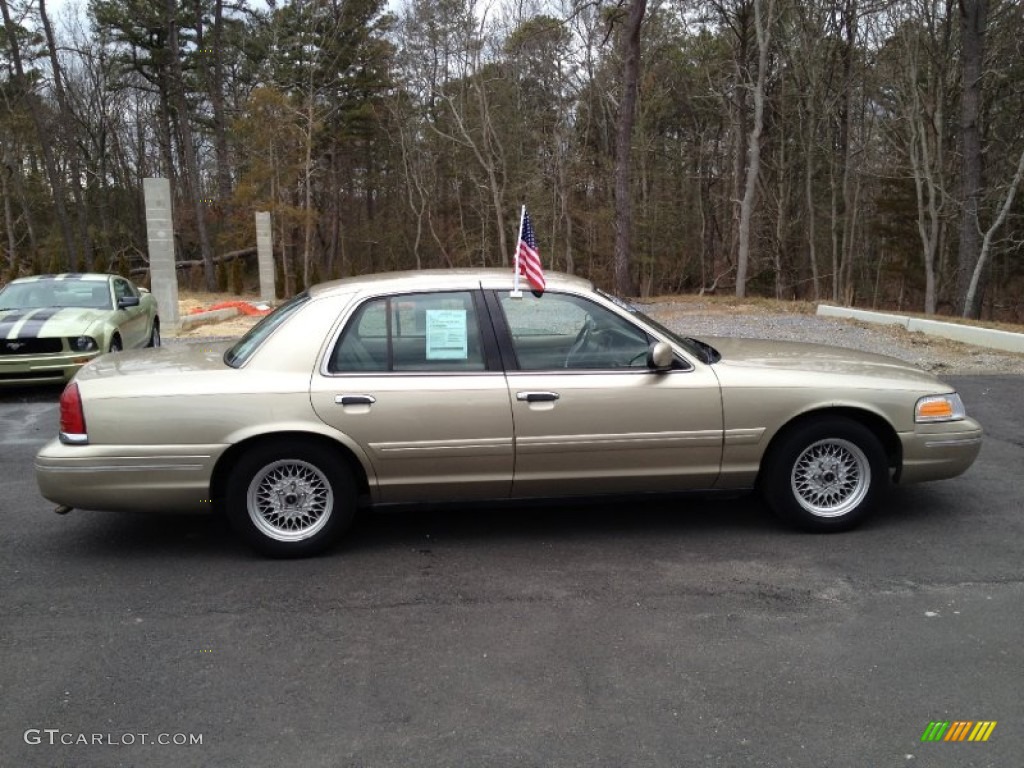 Harvest Gold Metallic 2000 Ford Crown Victoria LX Sedan Exterior Photo #77841438