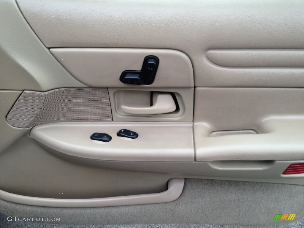 2000 Ford Crown Victoria LX Sedan Door Panel Photos