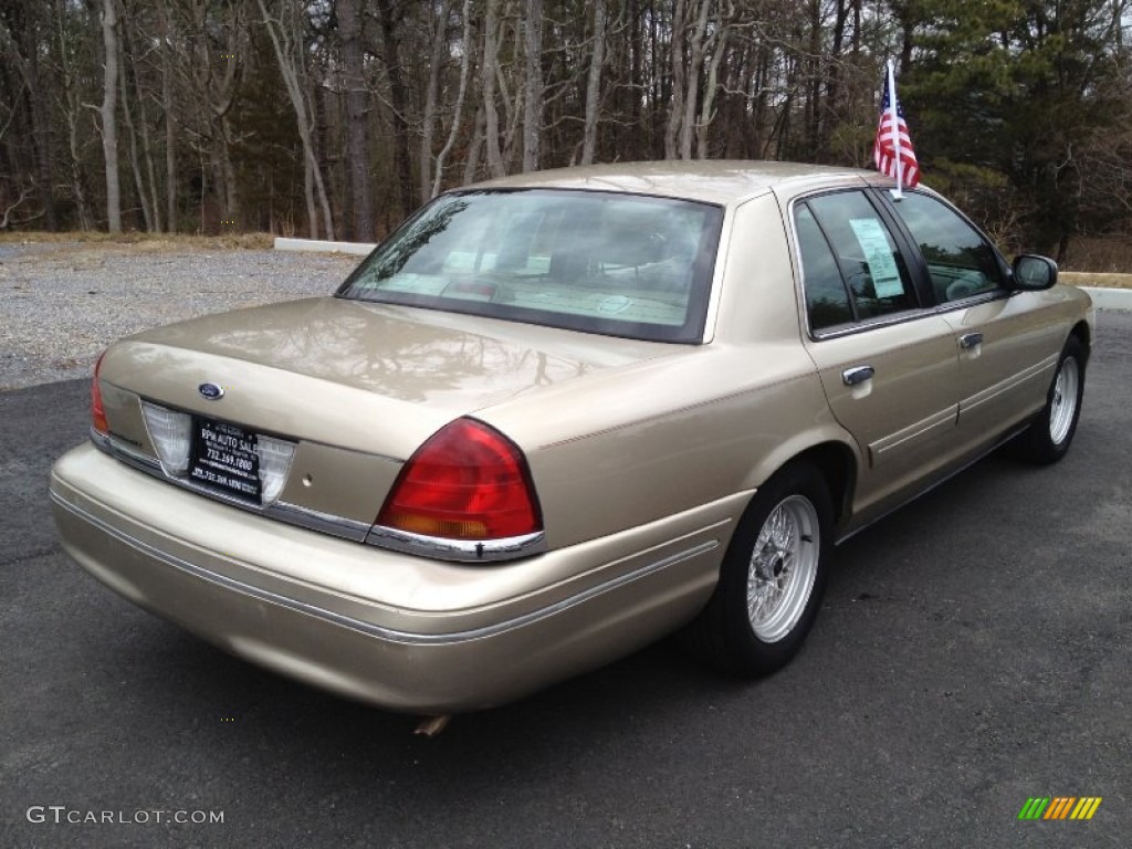 2000 Crown Victoria LX Sedan - Harvest Gold Metallic / Medium Parchment photo #12
