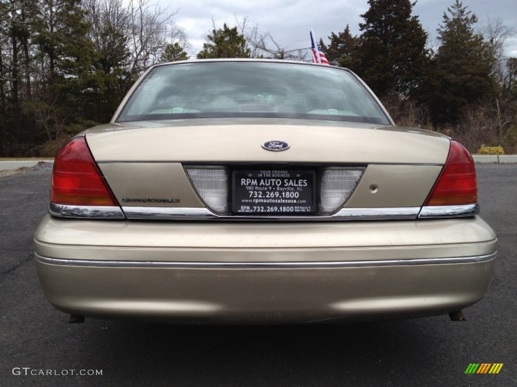 2000 Crown Victoria LX Sedan - Harvest Gold Metallic / Medium Parchment photo #13