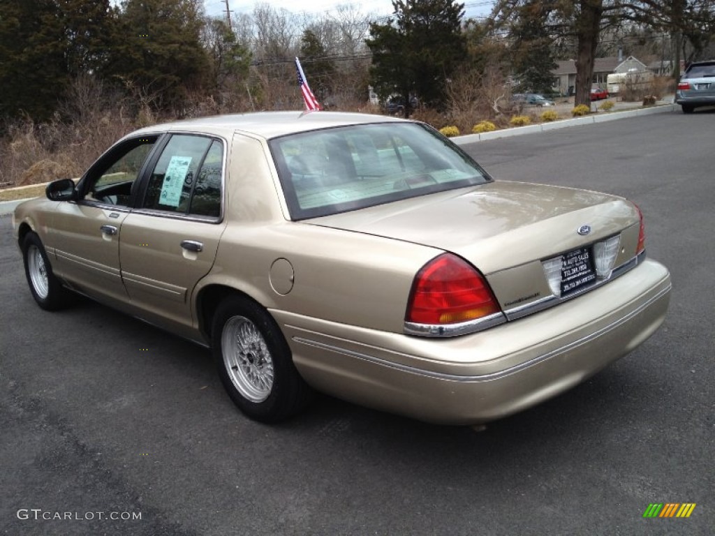 2000 Crown Victoria LX Sedan - Harvest Gold Metallic / Medium Parchment photo #14