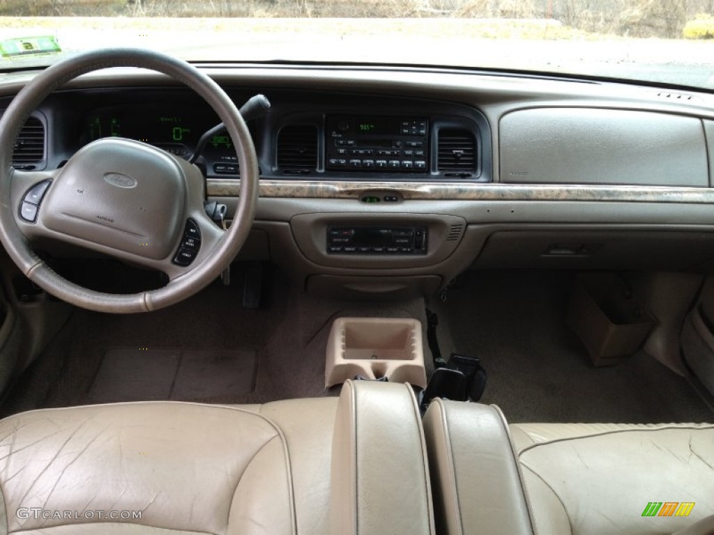 2000 Crown Victoria LX Sedan - Harvest Gold Metallic / Medium Parchment photo #20