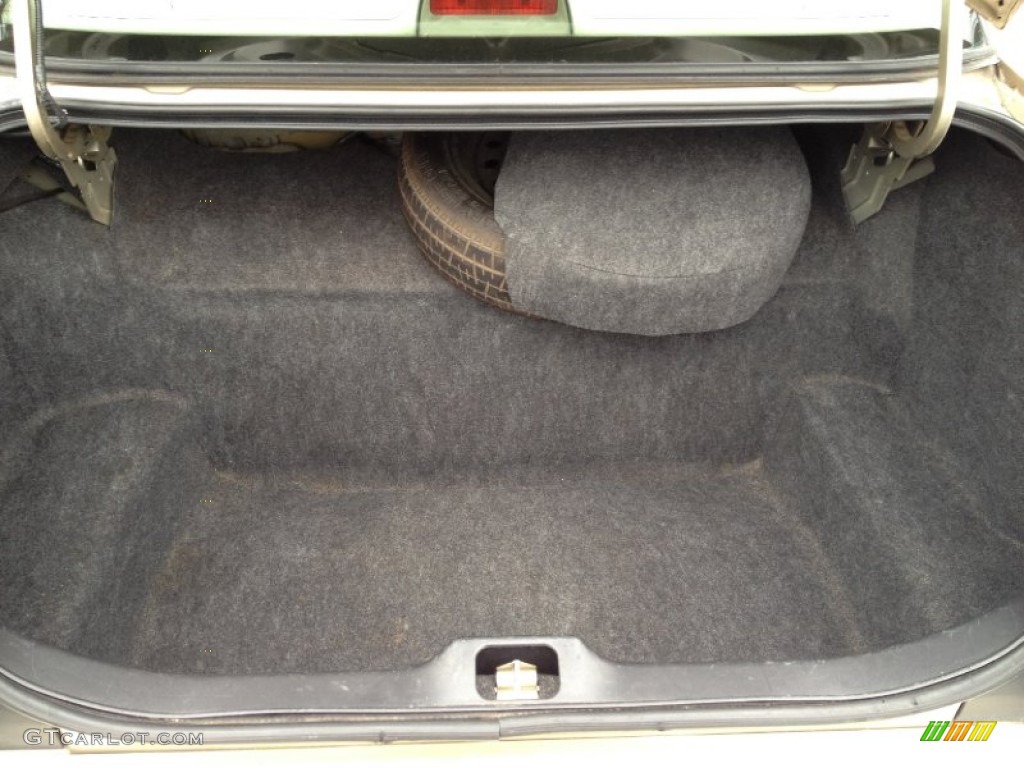 2000 Ford Crown Victoria LX Sedan Trunk Photos