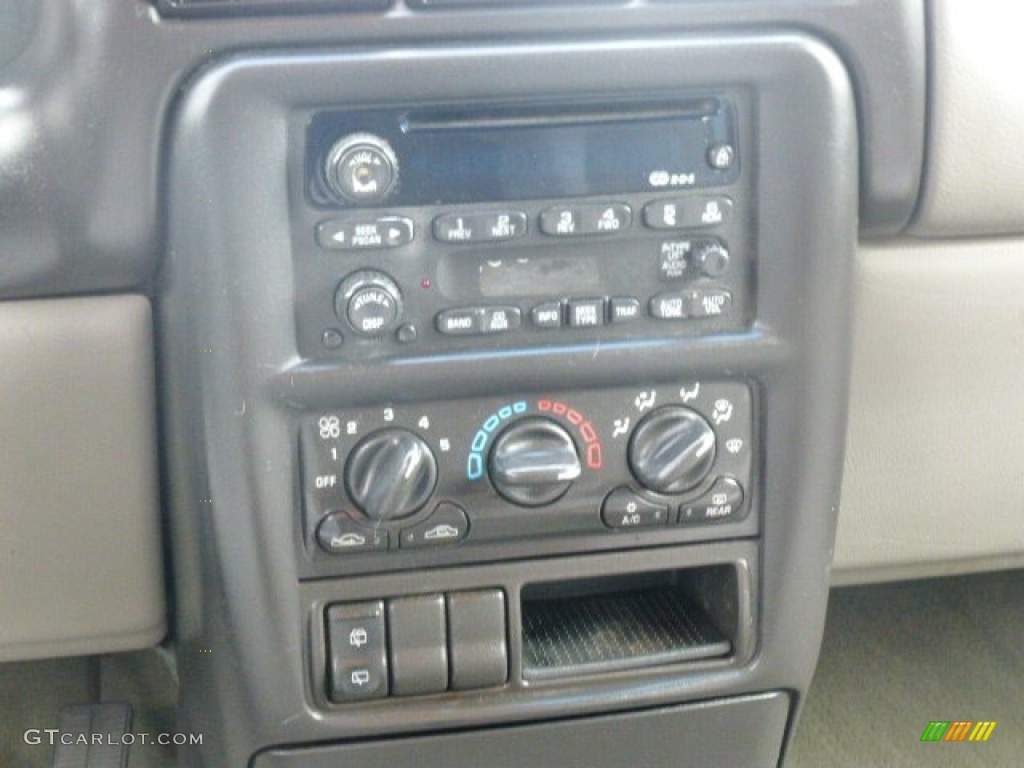 2002 Chevrolet Venture Standard Venture Model Controls Photo #77845377