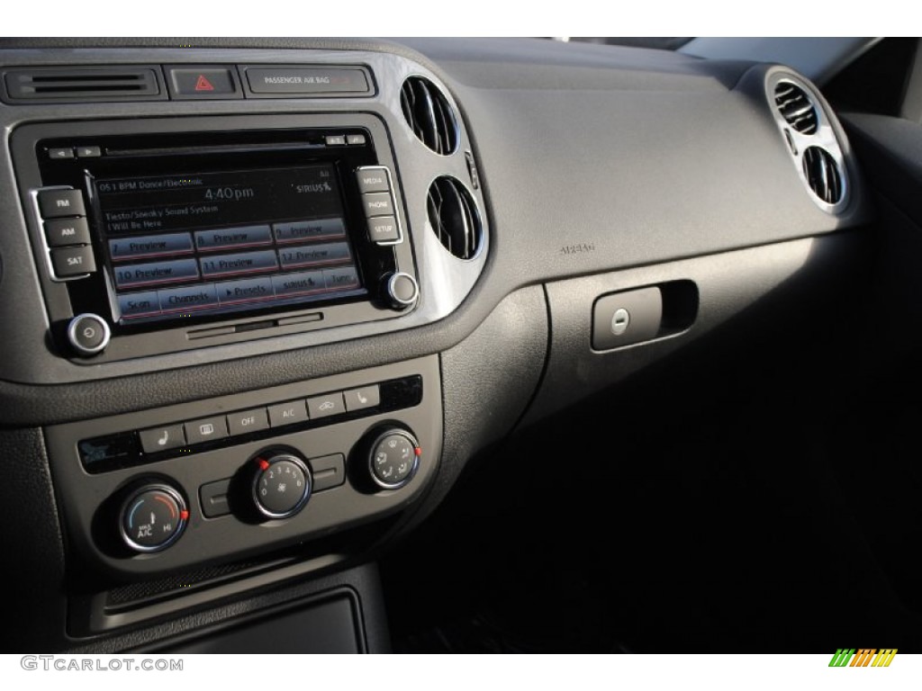 2013 Tiguan SE - Deep Black Metallic / Black photo #12