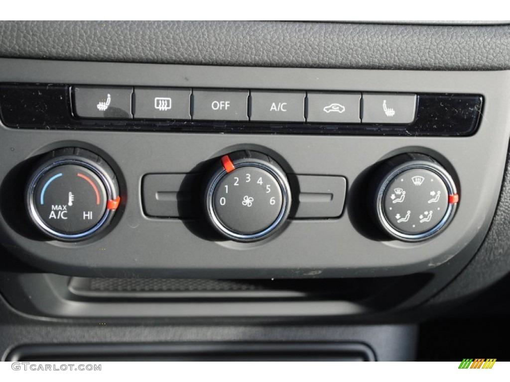 2013 Tiguan SE - Deep Black Metallic / Black photo #16