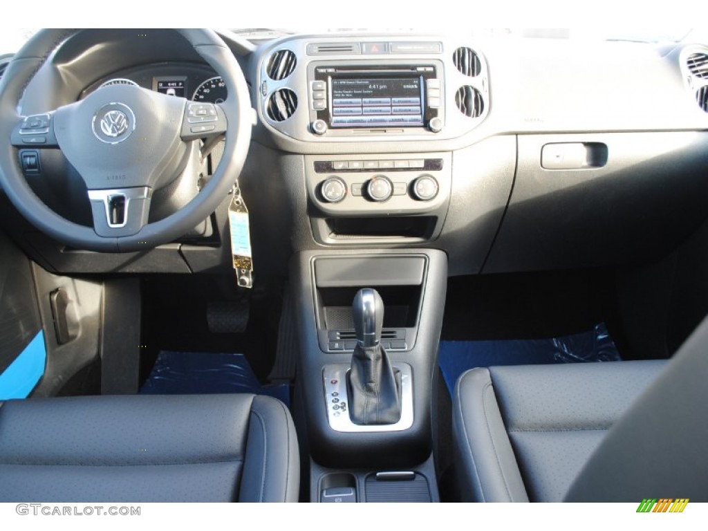 2013 Tiguan SE - Deep Black Metallic / Black photo #22