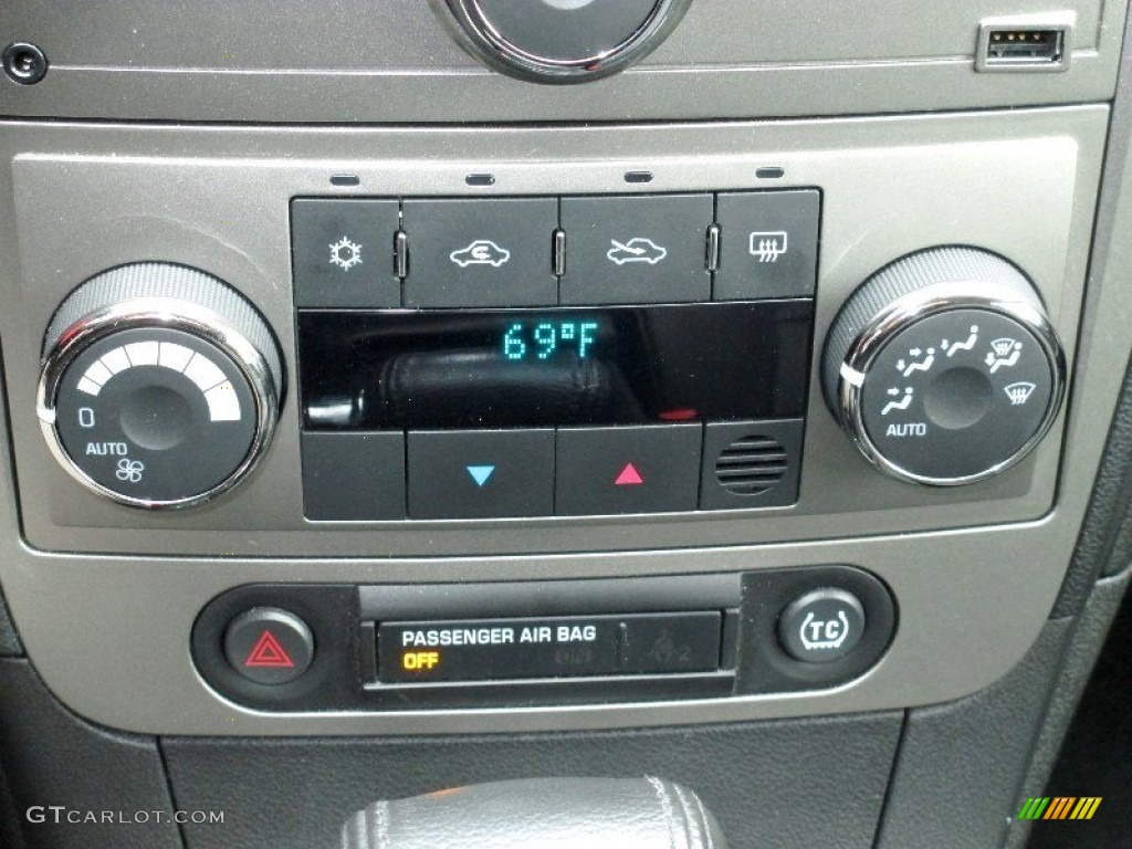 2010 Chevrolet Malibu LTZ Sedan Controls Photo #77872899