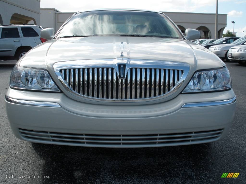 2007 Town Car Signature Limited - Silver Birch Metallic / Light Camel photo #2