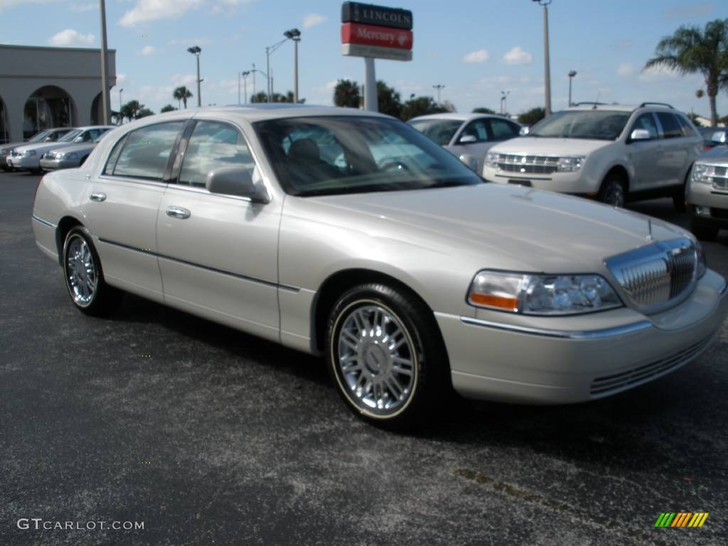2007 Town Car Signature Limited - Silver Birch Metallic / Light Camel photo #3
