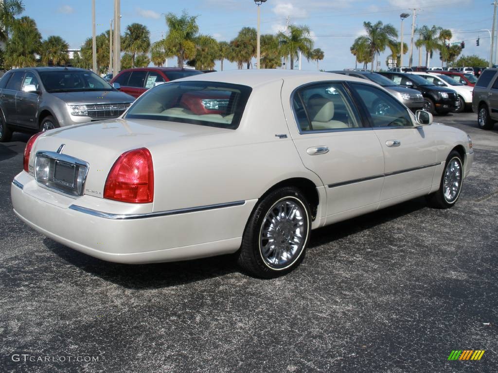 2007 Town Car Signature Limited - Silver Birch Metallic / Light Camel photo #5
