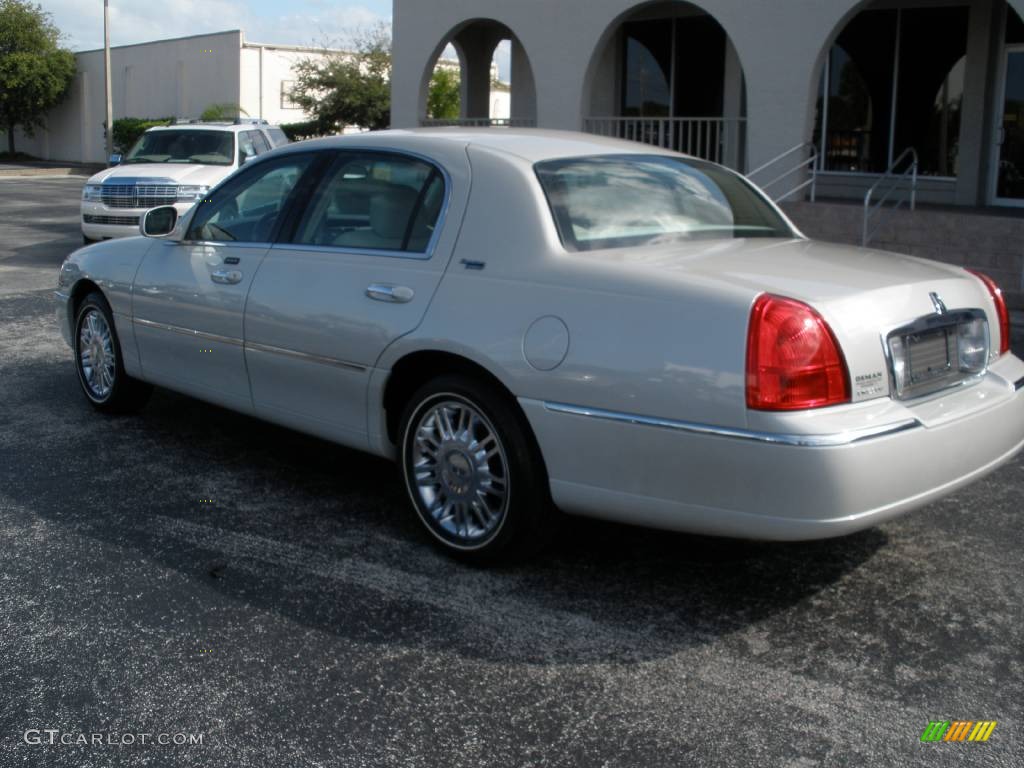 2007 Town Car Signature Limited - Silver Birch Metallic / Light Camel photo #7