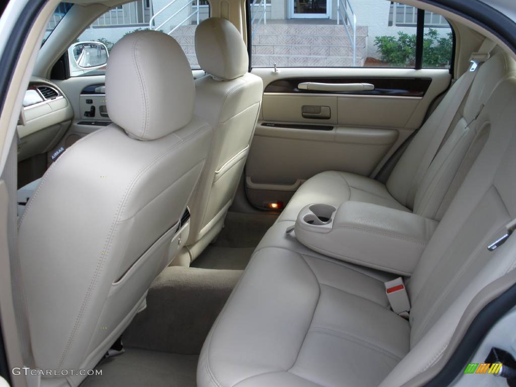 2007 Town Car Signature Limited - Silver Birch Metallic / Light Camel photo #11