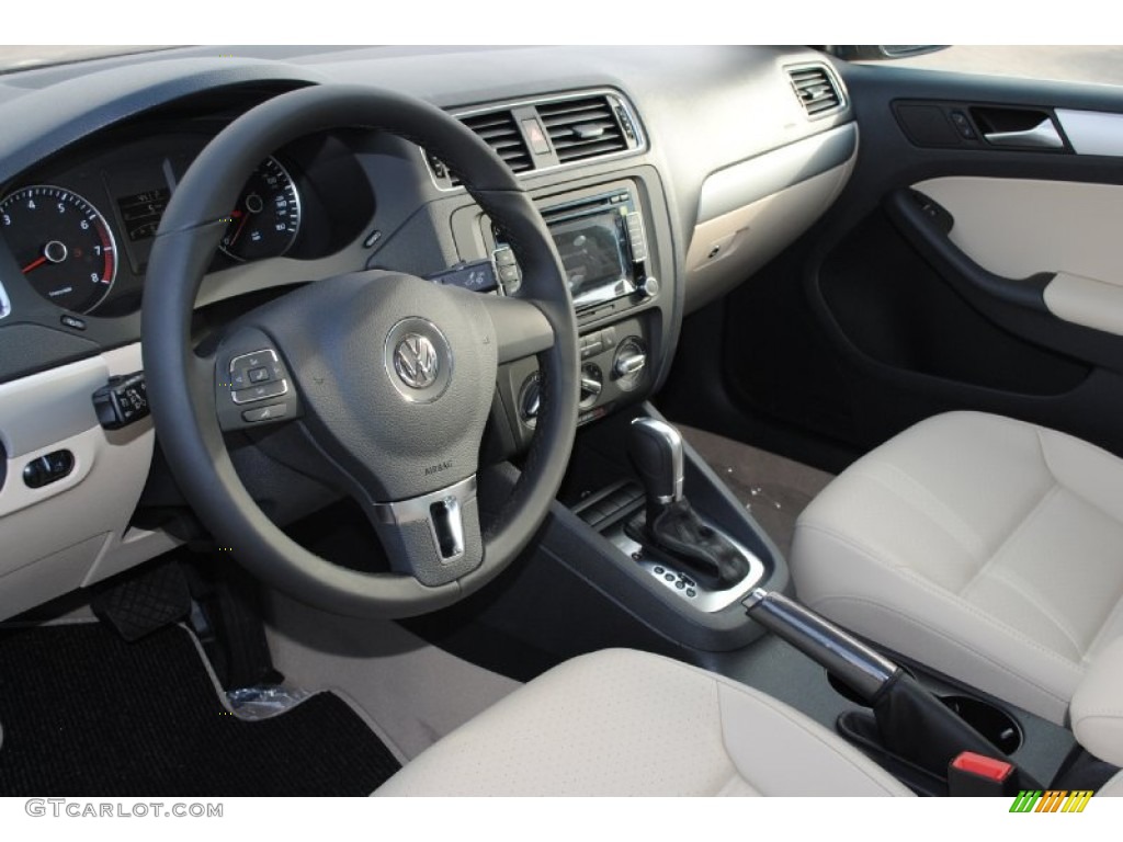 Cornsilk Beige Interior 2013 Volkswagen Jetta SE Sedan Photo #77882305