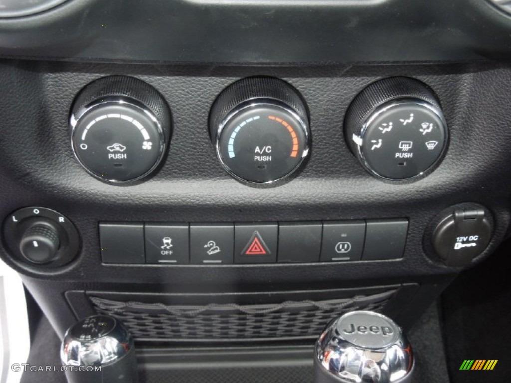 2013 Jeep Wrangler Unlimited Rubicon 4x4 Controls Photo #77887635