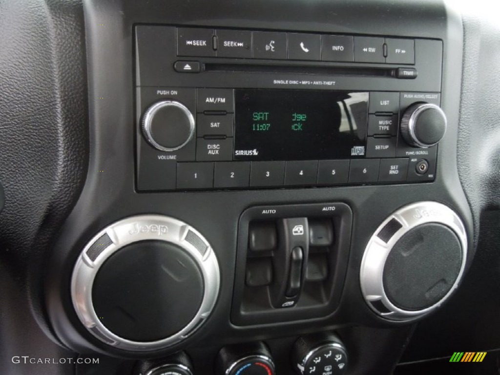 2013 Jeep Wrangler Unlimited Rubicon 4x4 Controls Photo #77887650