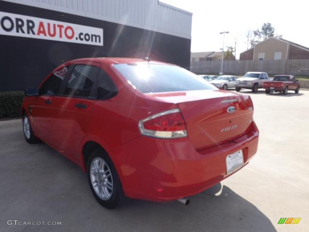 2008 Focus SE Sedan - Vermillion Red / Medium Stone photo #5