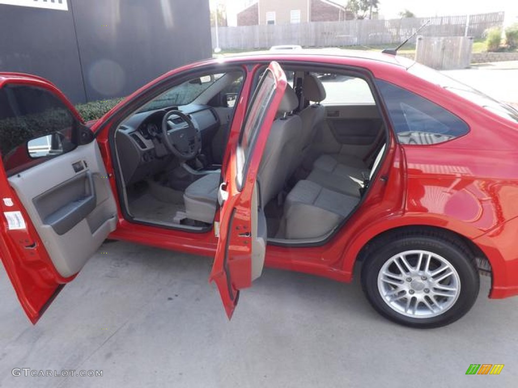 2008 Focus SE Sedan - Vermillion Red / Medium Stone photo #9