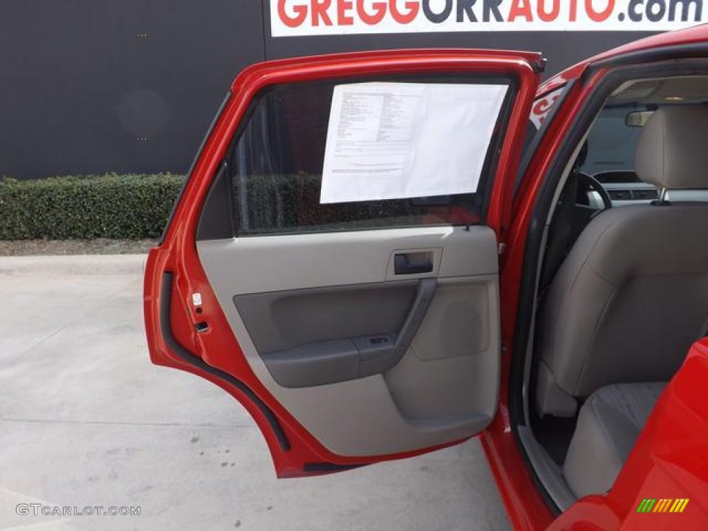 2008 Focus SE Sedan - Vermillion Red / Medium Stone photo #28