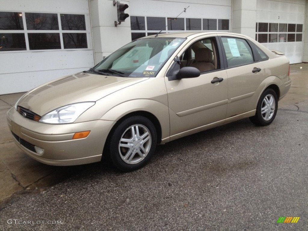 2001 Focus SE Sedan - Jackpot Gold Metallic / Medium Graphite Grey photo #1