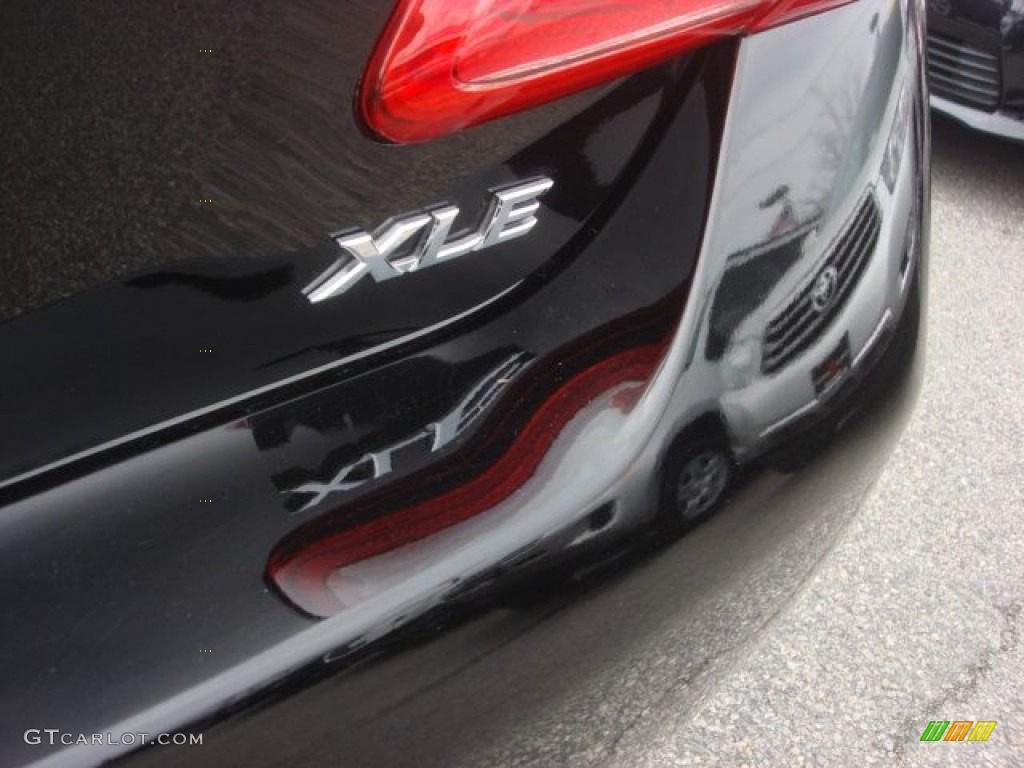 2009 Toyota Camry XLE Marks and Logos Photos