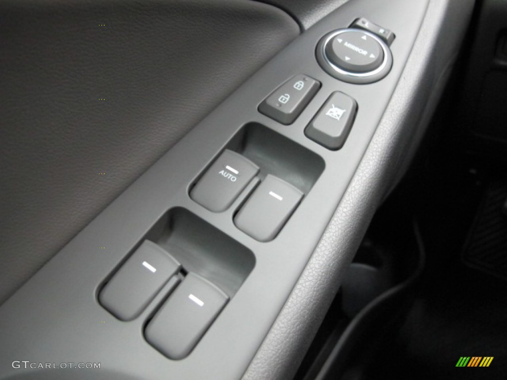 2012 Hyundai Sonata SE Controls Photos