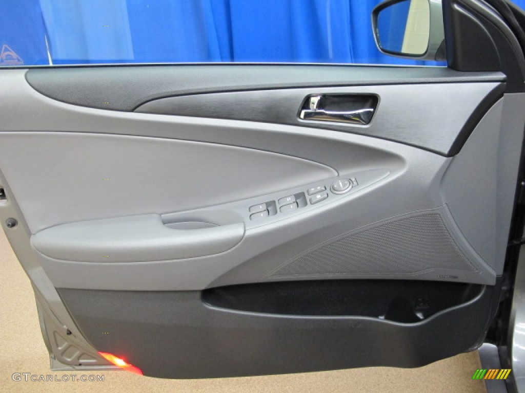 2012 Hyundai Sonata SE Gray Door Panel Photo #77910346