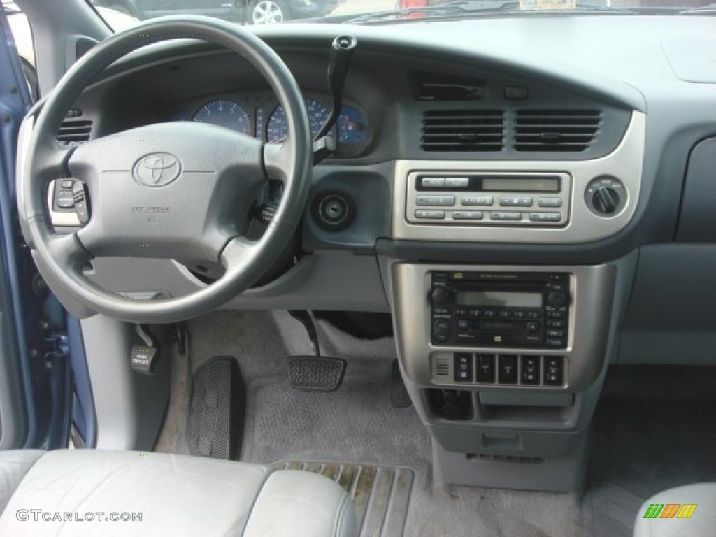 2003 Toyota Sienna XLE Gray Dashboard Photo #77910382 | GTCarLot.com