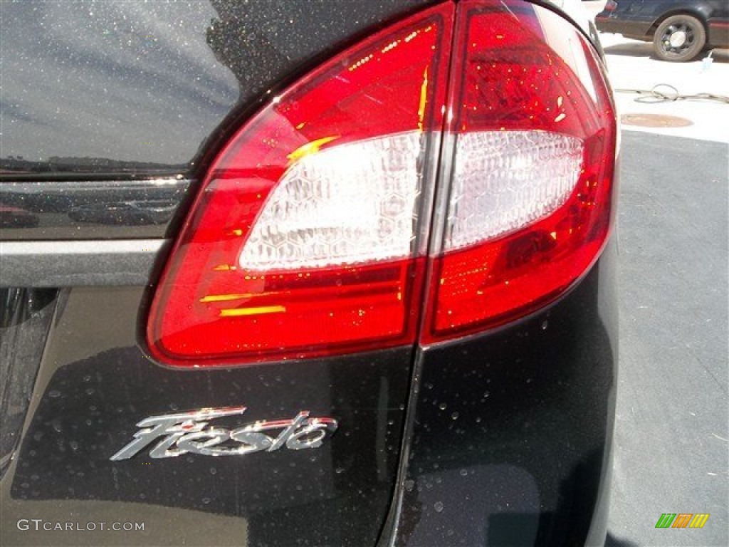 2013 Fiesta SE Sedan - Tuxedo Black / Charcoal Black photo #6