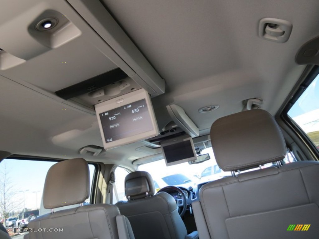 2013 Chrysler Town & Country Limited Entertainment System Photo #77927409